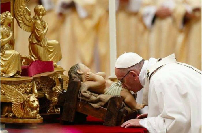 le-pape-embrasse-le-petit-jesus